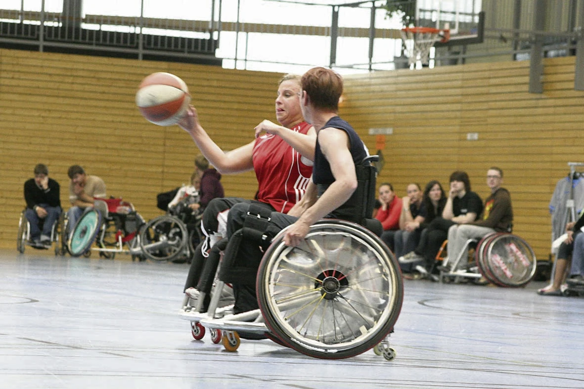Spannendes Finale: Die Landesauswahl aus Hessen um Spielführerin Nora Schratz (links) - hier im Duell mit Nationalspielerin Verena Klein - setzte sich im Endspiel gegen die SG Niedersachsen durch.