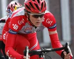 Radsportler Henri Schulze Lutum im roten Sparkassentrikot auf dem Rad.