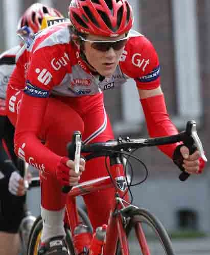 Radsportler Henri Schulze Lutum im roten Sparkassentrikot auf dem Rad.