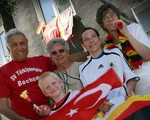 Türkisch-deutsche Vorfreude auf das Fußballspiel der Europameisterschaft zwischen Türkei und Deutschland.