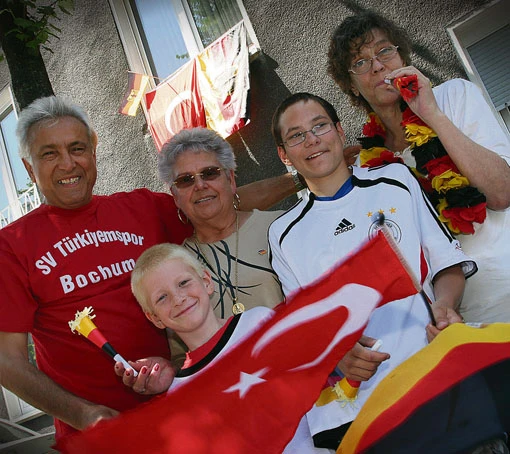Türkisch-deutsche Vorfreude auf das Fußballspiel der Europameisterschaft zwischen Türkei und Deutschland.