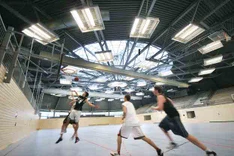 Basketballspieler in der Bochumer Rundsporthalle