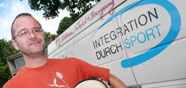 Sport- und Musikmobil mit Mitarbeiter