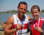 Stephan Breuing und Lara Daniel präsentieren stolz ihre  EM-Medaillen