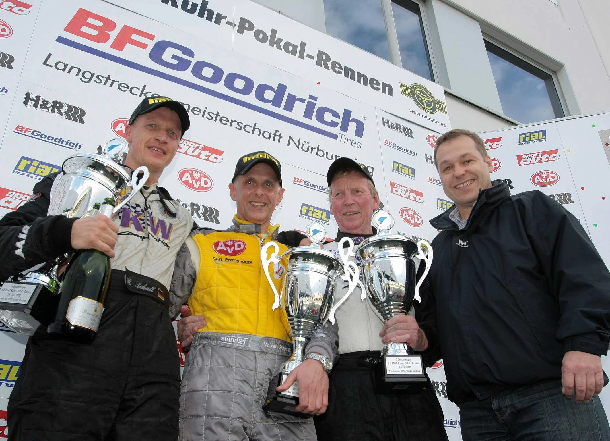 Ralf Schall, Volker Strycek, Andreas Schall und Opelmanager Michael Hey (v.l.) bei der Siegerehrung.