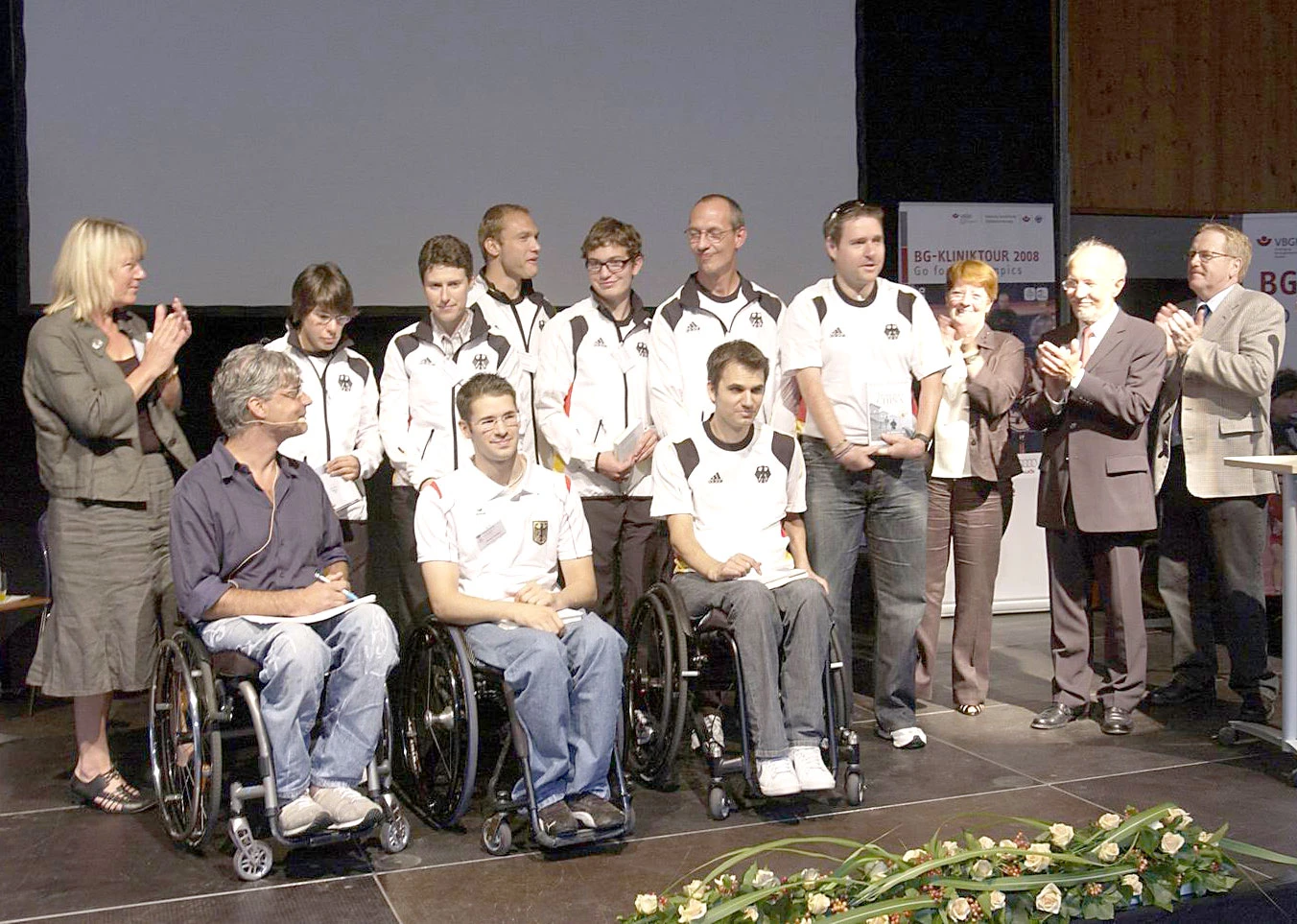 1)	Offizielle Verabschiedung der Sportler durch SSB-Vorsitzende Gaby Schäfer (links) und Angelika Rüttgers (3.v.r.). Weitere Personen auf dem Bild: Reinhard Schneider, Vorsitzender BSNW (rechts) und Bergmannsheil-Geschäftsführer Hans-Werner Kick (2.v.r.).