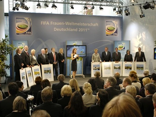 Städtevertreter auf der Bühne bei der Präsentation der WM-Städte für 2011