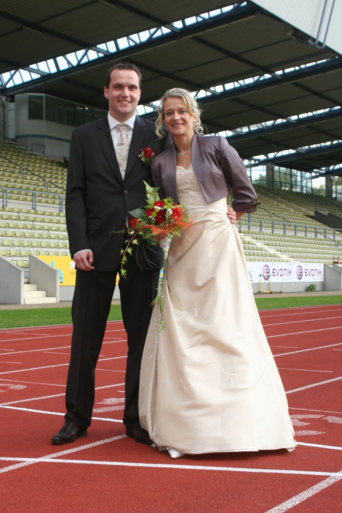 Hochzeitspaar Monika Gradzki und Holger Merl auf Tartanbahn.