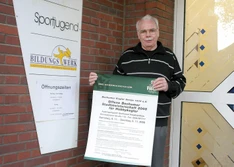 Günther Schilasky vom Bochumer Kegler Verein präsentiert das Plakat, mit dem die Hobbykegler zu den Offenen Stadtmeisterschaften eingeladen werden.