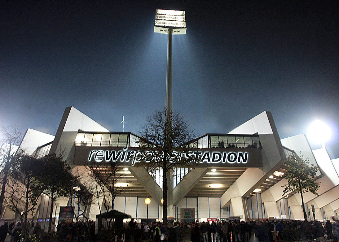 Ruhrstadion unter Flutlicht