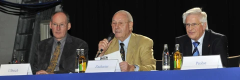 Auf dem Podium (v.l.): Reinhard Ulbrich (stellv. Sprecher der Bünde), Hans-Jürgen Zacharias (Sprecher der Verbände) und Franz-Josef Probst (stellv. Sprecher der Verbände)