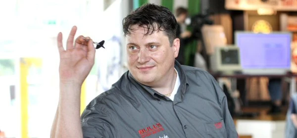 Karsten Schmuck beim Dartwurf.