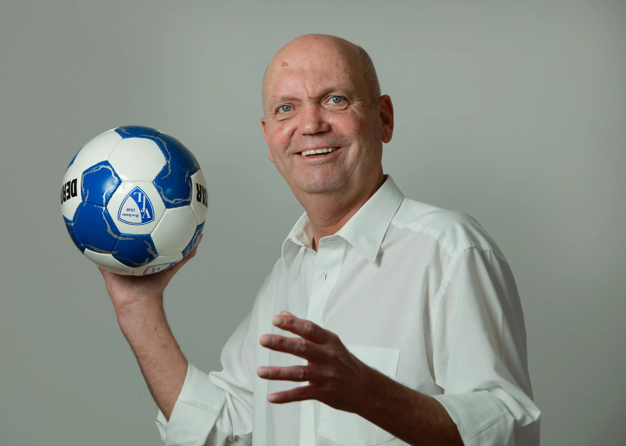 Volker Goldmann mit VfL-Fußball in der Hand.