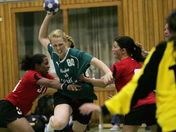 Alice Vogler setzt sich gegen zwei Gegenspielerinnen durch.