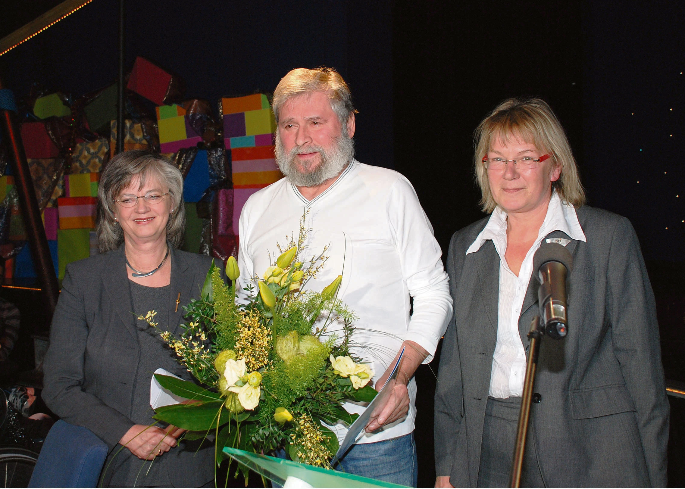 Oberbürgermeisterin Dr. Ottilie Scholz (l.) und SSB-Vorsitzende Gaby Schäfer zeichneten Klaus Werner vom Schachclub Langendreer-Werne für seine mehr als 20-jährige ehrenamtliche Tätigkeit aus.