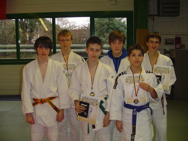 Sechs sportbedresste Judoka mit ihren Urkunden