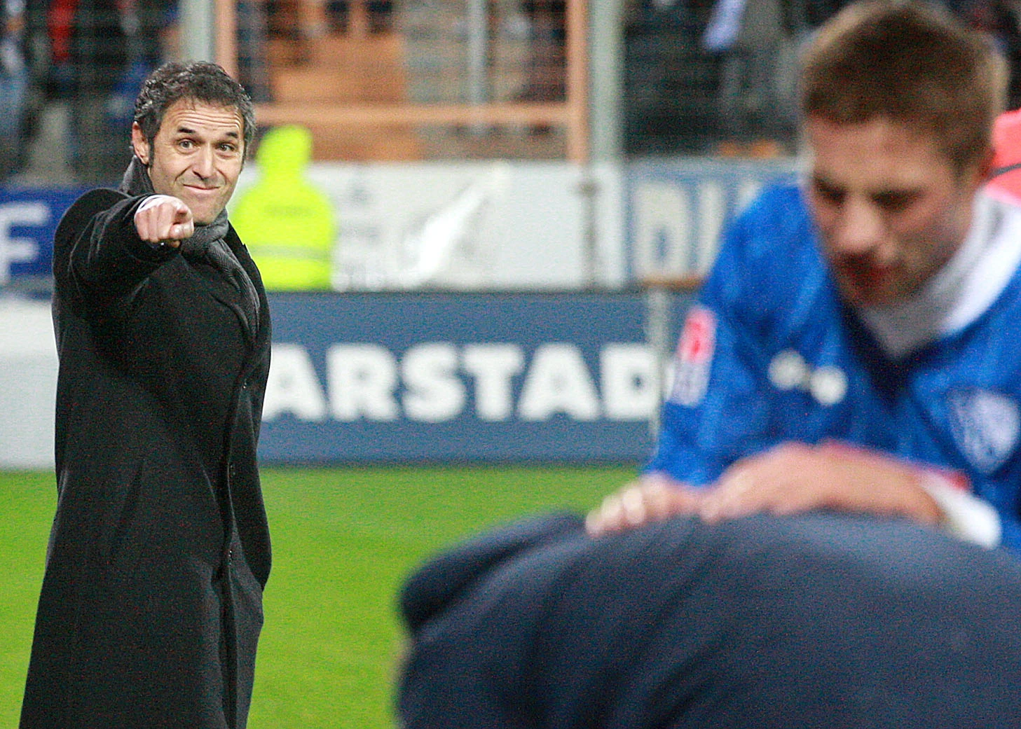 VfL-Trainer Marcel Koller mit Fingerzeig.