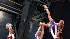 Sportliche Einlage der Cheerleader aus dem Zirkus Ratz Fatz.