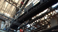 Fast bis unter die Decke der Jahrhunderthalle fliegen die Diabolos.