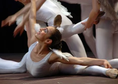 In weiß gekleidete Rhythmische Sportgymnastinnen