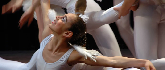 In weiß gekleidete Rhythmische Sportgymnastinnen