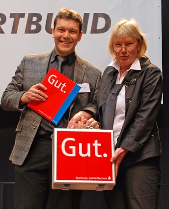 Fest verschlossen im Sparkassen-Koffer kam die erste Sportschau 2008 auf die Bühne, die SSB-Vorsitzende Gaby Schäfer an Jürgen Dieberg von der Sparkasse Bochum überreichte.