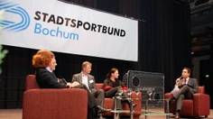 Lokale Bochumer Prominenz auf der roten Couch.