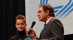 Moderator Thomas Gerres im Gespräch mit der Trainerin der Rhythmischen Sportgymnastinnen, Liuba Barykina.