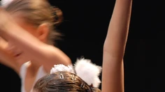 In weiß als Enngel gekleidete Rhythmische Sportgymnastinnen