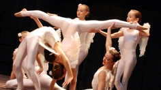In weiß als Enngel gekleidete Rhythmische Sportgymnastinnen