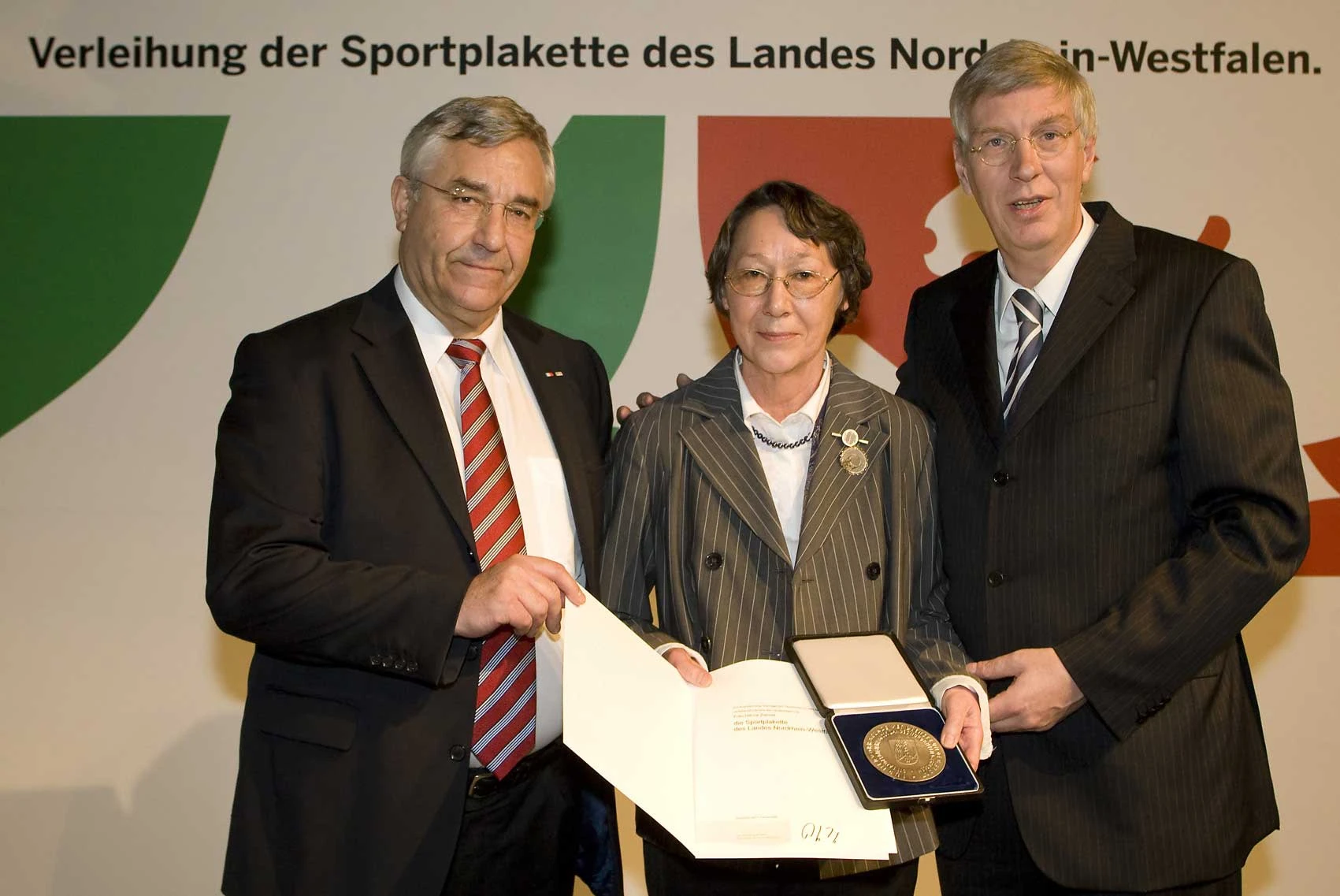 Hanne Ziemek (Mitte) bekam die Sportplakette durch Innenminister Dr. Ingo Wolf und den Parlamentarischen Staatssekretär Manfred Palmen überreicht.