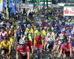 Bunte Schar an Radfahrern