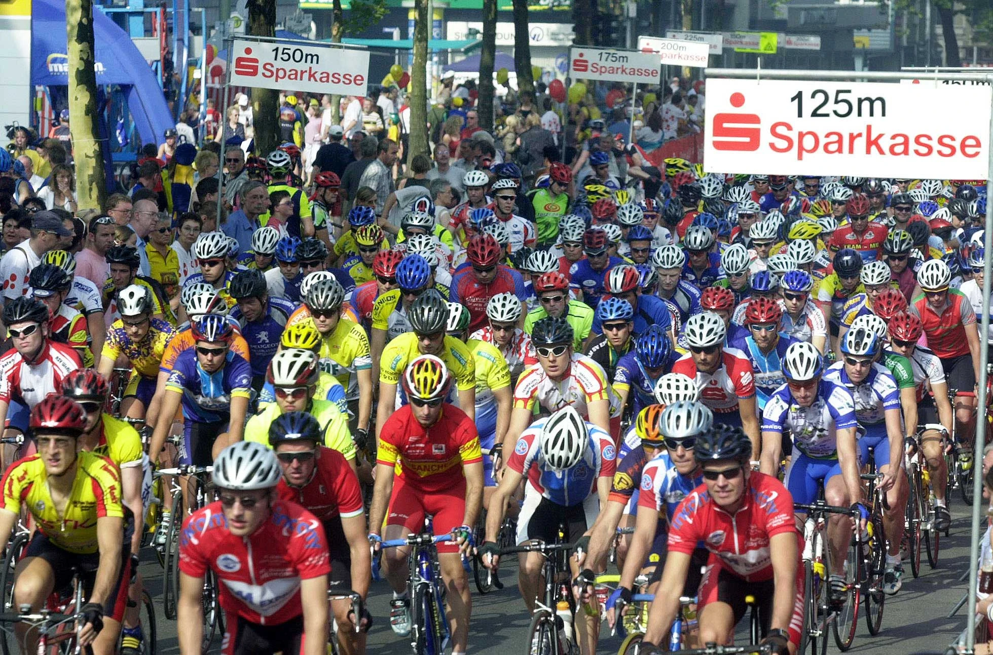 Bunte Schar an Radfahrern