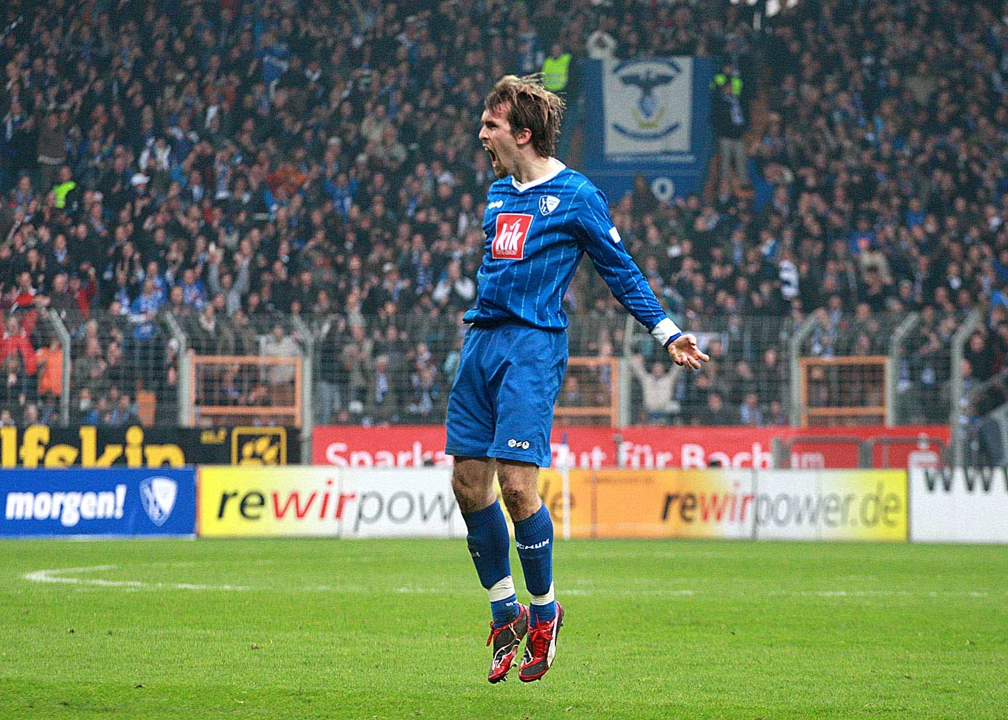 Christian Fuchs hebt nach seinem genialen Freistoßtreffer zum 2:2 gegen Cottbus zum Jubeln ab.