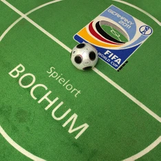 Grüner Teppich mit Fußball am Mittelkreis und Logo der FIFA-Frauen WM 2011