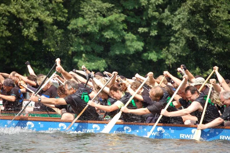 Paddelnde Drachenbootfahrer