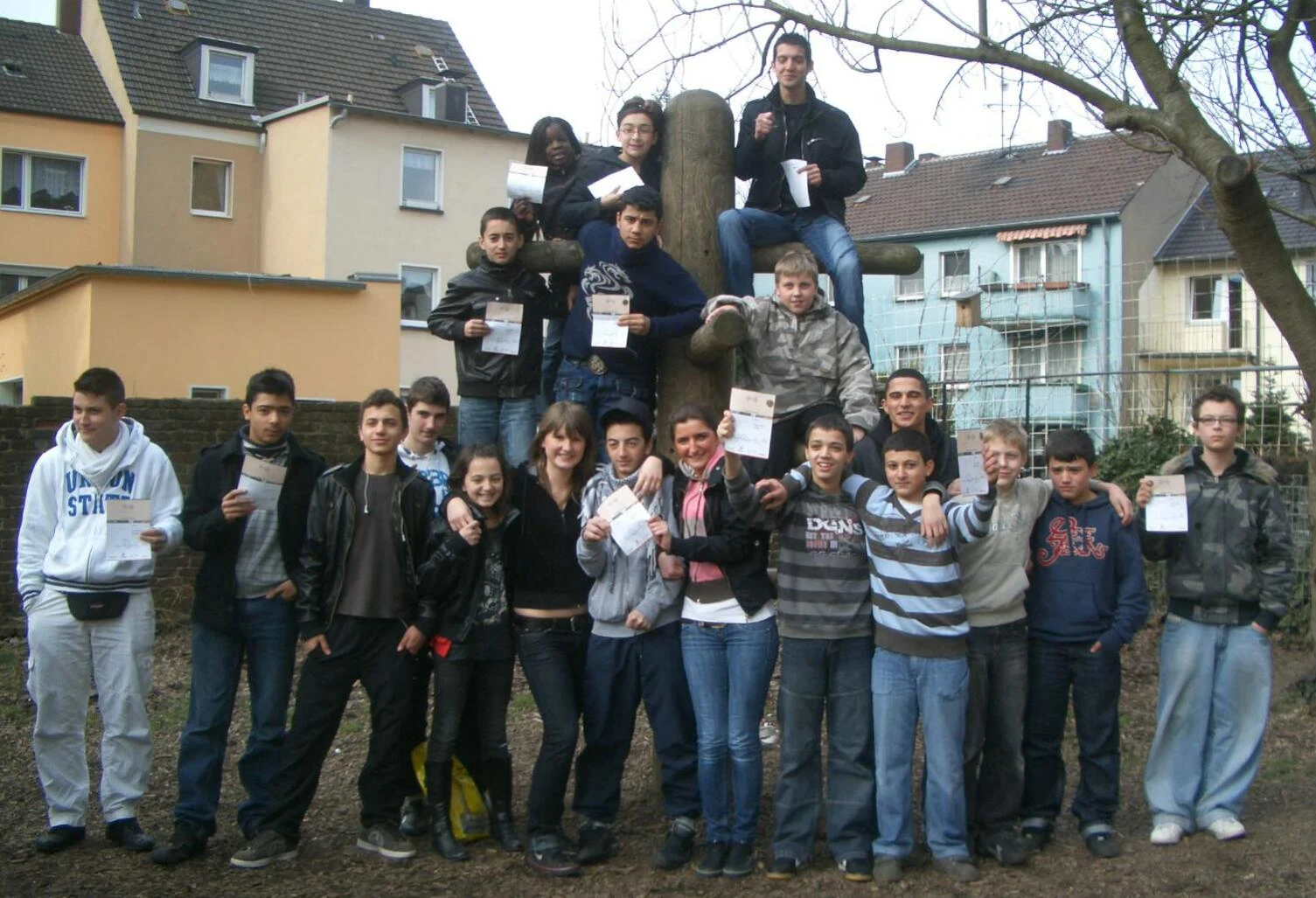 Schüler mit der Sportabzeichenurkunde