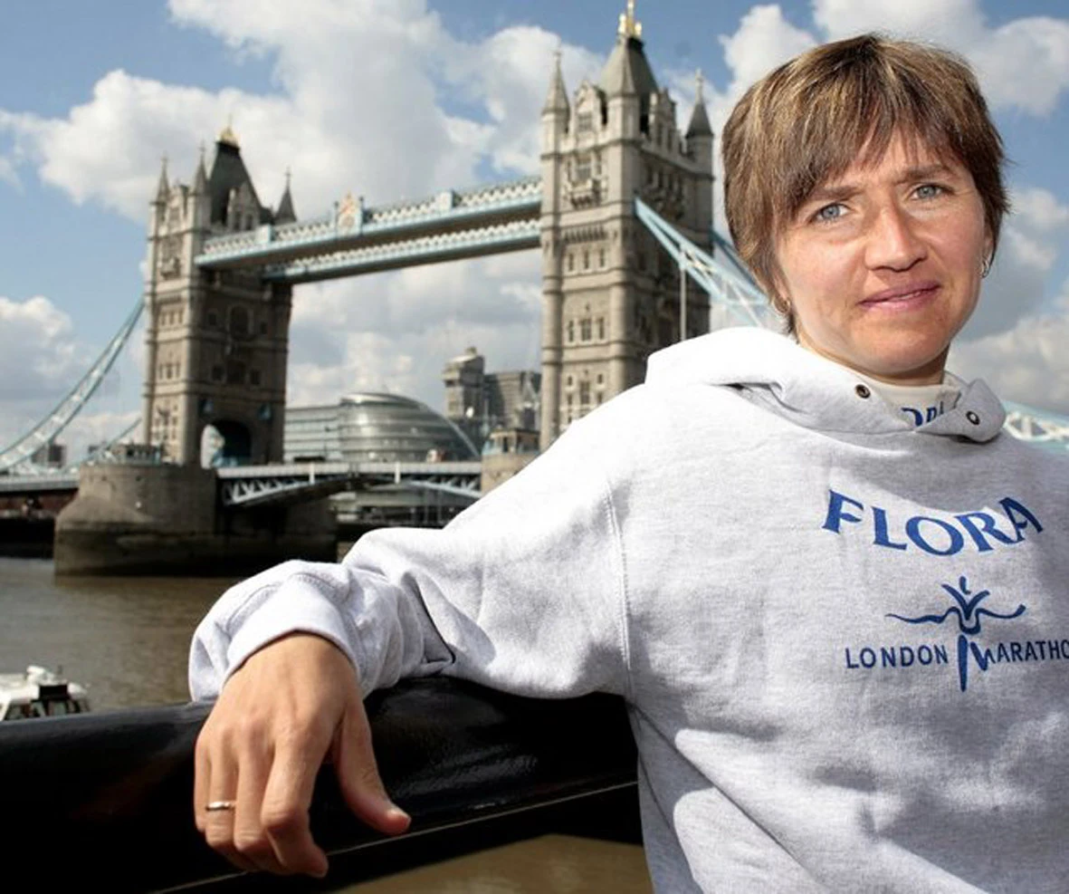 Irina Mikitenko vor der Tower Bridge in London