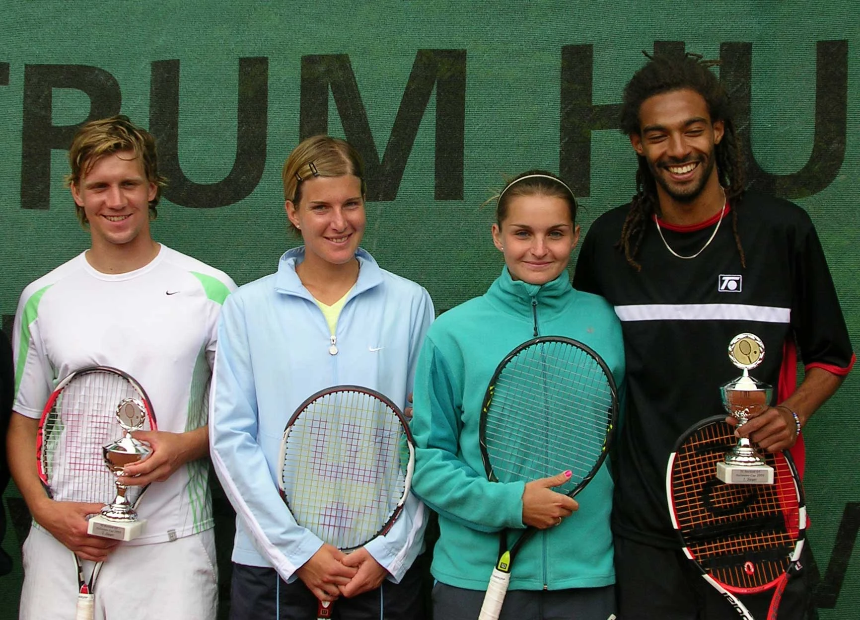 Tennisquartett mit Schläger und Pokal