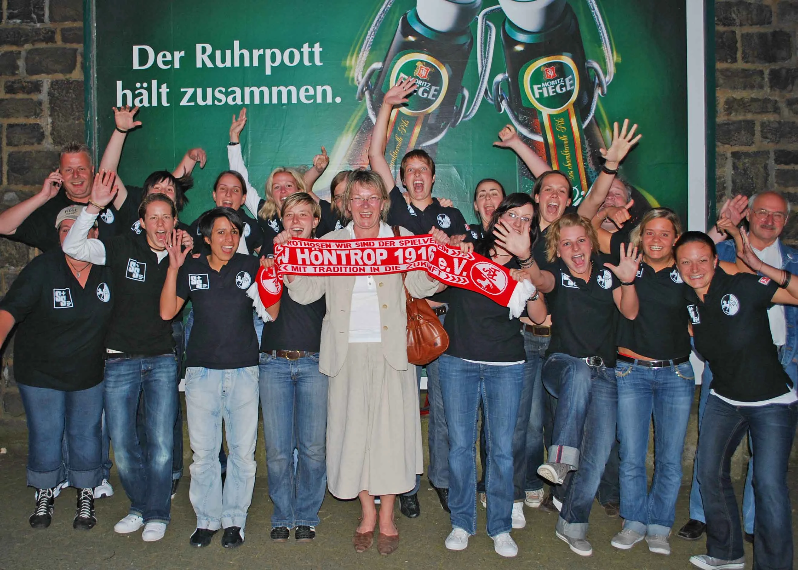Sichtlich viel Spaß hatten die Fußballerinnen des SV Höntrop bei der Brauereibesichtigung mit der SSB-Vorsitzenden Gaby Schäfer.