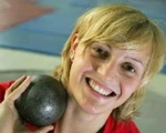 Denise Hinrichs mit der Kugel in der Hand