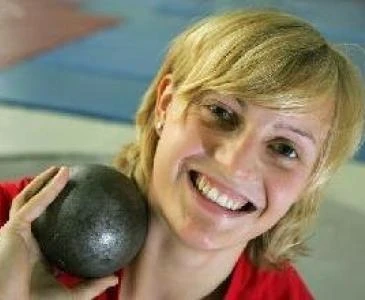 Denise Hinrichs mit der Kugel in der Hand