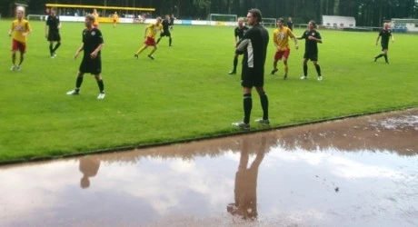 Wattenscheid auf regennassem Platz in Mengede