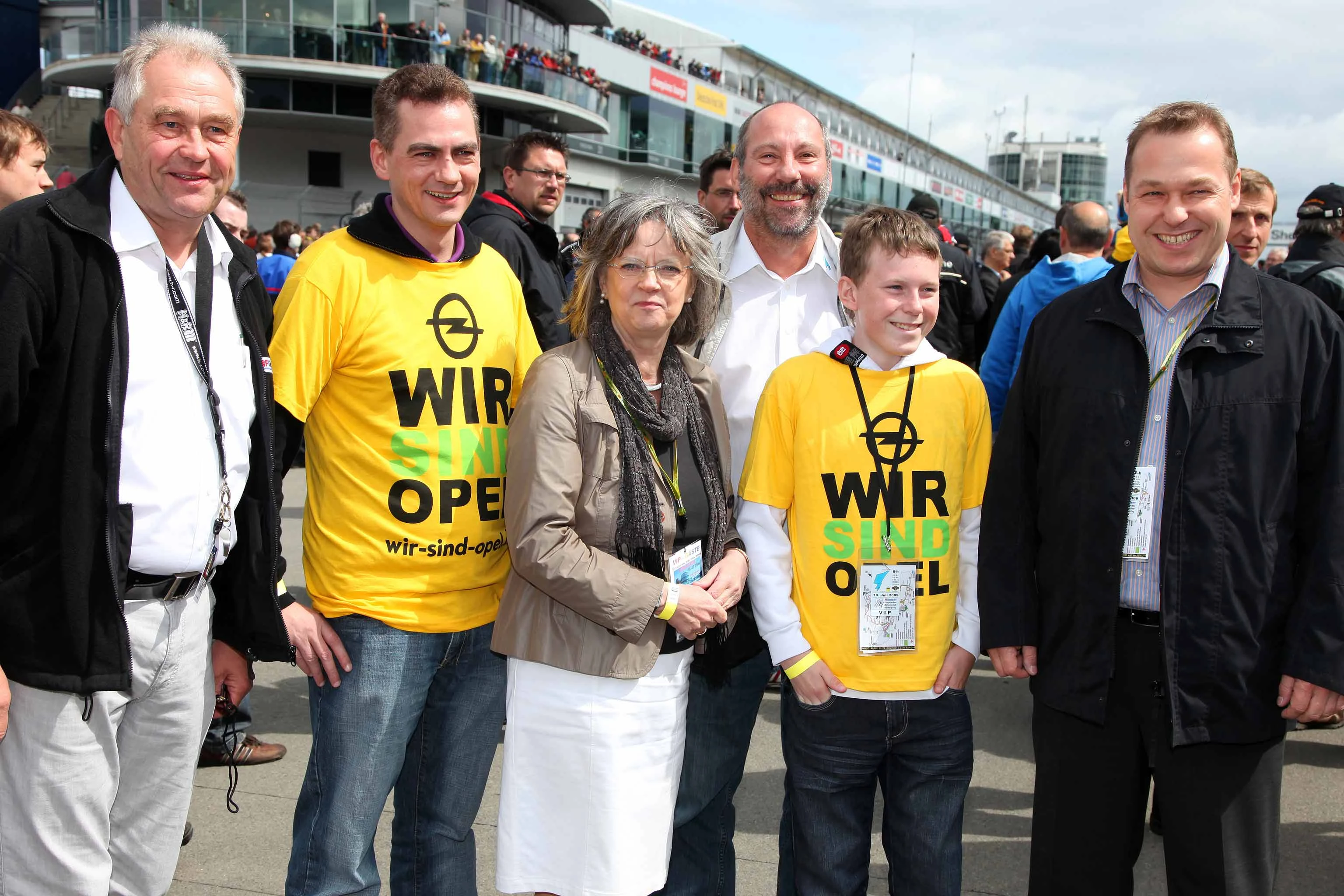 In der Startaufstellung: (v.l.) Organisationsleiter Ulrich Liebert, Opelmitarbeiter Andreas Wendt, Oberbürgermeisterin Ottilie Scholz, Rennleiter H.H. Bube, Pascal Krug und Opel Manager Michael Hey