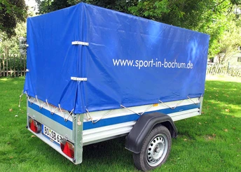 Anhänger mit blauer Plane