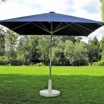 Blauer Marktschirm mit Ständer