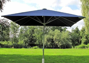Blauer Marktschirm mit Ständer