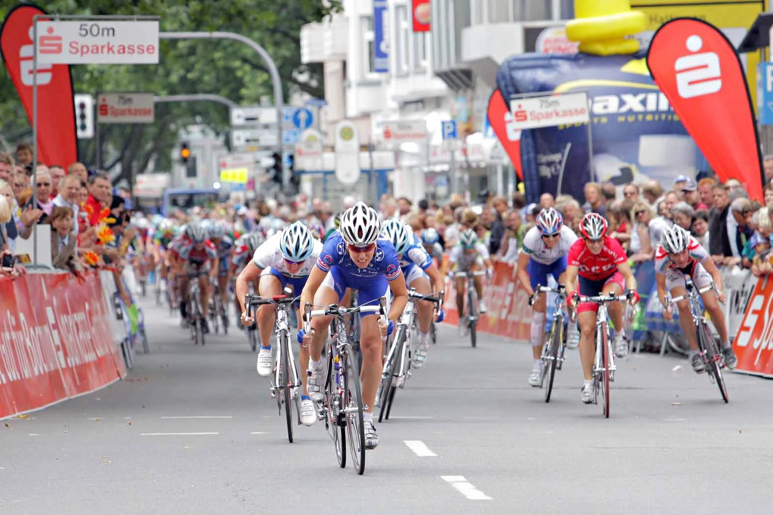 Zieleinlauf des Frauenrennens beim Sparkassengiro