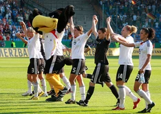 Deutschlands Fußballfauen jubeln nach dem 3:1 gegen Russland gemeinsam mit den Bochumer Fans.