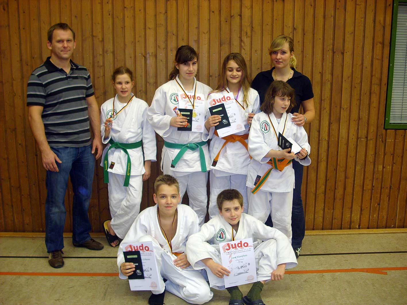 Die erfolgreichen PSV-Judokas: (stehend v.l.) Trainer Sven Karpinski, Hannah Buschmann, Jennifer Graw, Michelle Bazyinski und Trainerin Regina Schneider (sitzend v.l.) Jan Niklas Schwarz und Leon Hasenfratz.